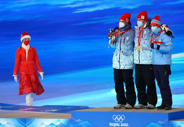 北京冬奥会闭幕式上举行越野滑雪男子50公里集体出发颁奖仪式，俄罗斯奥委会选手亚历山大·博利舒诺夫夺冠。 - 俄罗斯卫星通讯社