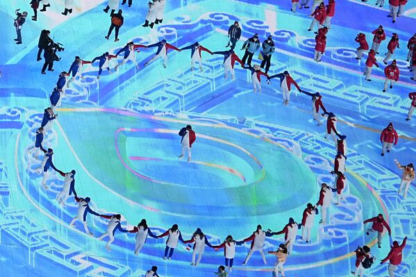 运动员进入体育场后围成一个圆圈庆祝。 - 俄罗斯卫星通讯社
