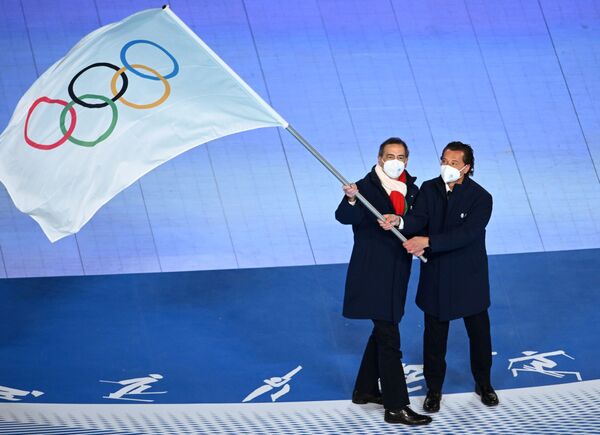 在北京2022年冬奧會閉幕式上，米蘭市長朱塞佩-薩拉和科蒂納-丹佩佐市長吉安皮特羅-格迪納完成奧林匹克旗幟的交接儀式。 - 俄羅斯衛星通訊社