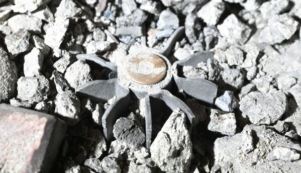 遗落在顿涅茨克“劳动”煤矿镇内的炮弹残害。 - 俄罗斯卫星通讯社