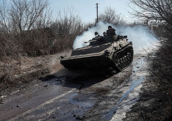 乌克兰军方步战车在顿涅茨克州行驶。 - 俄罗斯卫星通讯社