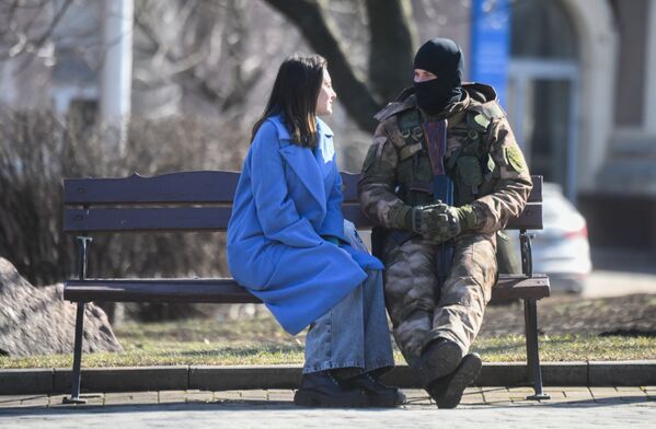顿涅茨克军民在绿地闲坐交谈。 - 俄罗斯卫星通讯社