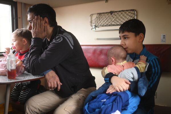 頓涅茨克共和國居民在“頓涅茨克-2”號火車站等待發車撤離。 - 俄羅斯衛星通訊社