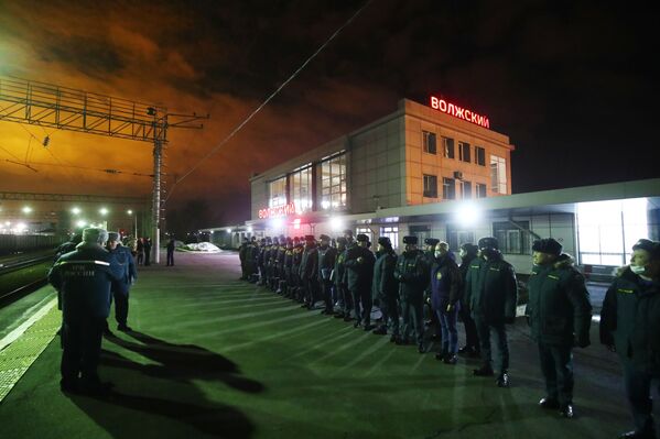 俄羅斯緊急情況部工作人員在伏爾加火車站迎接頓巴斯地區疏散居民。 - 俄羅斯衛星通訊社