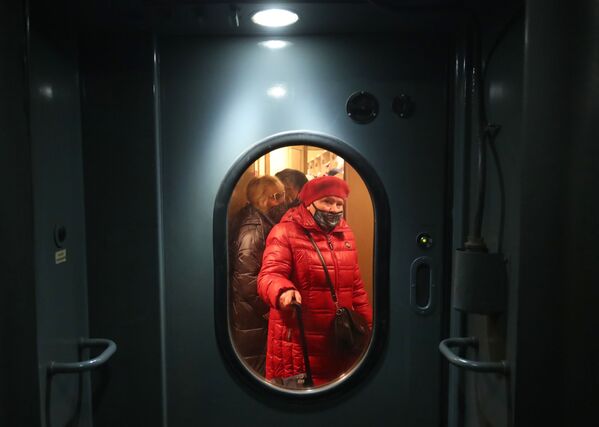 頓涅茨克與盧甘斯克共和國居民抵達伏爾加斯基火車站。 - 俄羅斯衛星通訊社