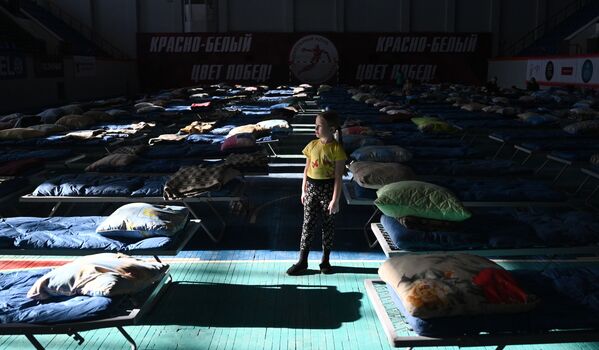 頓巴斯地區小女孩被臨時安置在俄羅斯塔甘羅格第13運動學校。 - 俄羅斯衛星通訊社