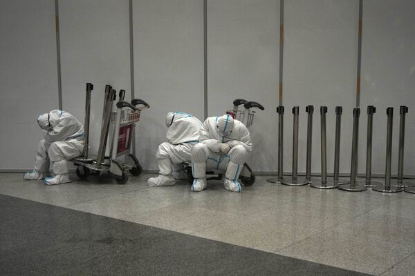 身著防護服的工作人員在機場內休息。 - 俄羅斯衛星通訊社