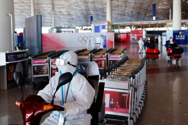 身著防護服的工作人員在機場收集行李推車。 - 俄羅斯衛星通訊社