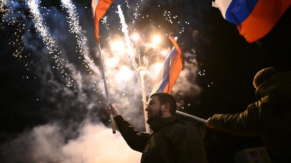 Жители Донецка и Луганска празднуют признание Россией ДНР и ЛНР - 俄羅斯衛星通訊社