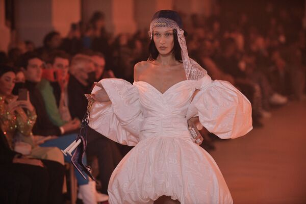 美国超模贝拉·哈迪德在巴黎时装周上展示Off-White2022/2023秋冬系列新款时装。 - 俄罗斯卫星通讯社