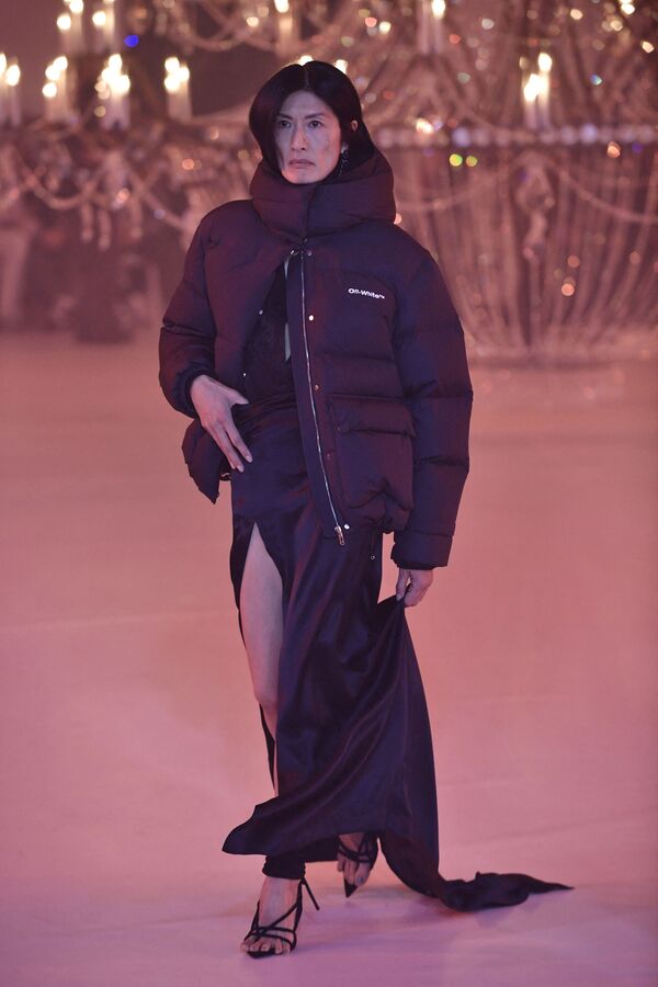 模特在巴黎时装周上展示Off-White2022/2023秋冬系列新款时装。 - 俄罗斯卫星通讯社