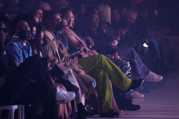 美国歌手蕾哈娜（中）和美国喜剧演员大卫·查普尔（左中）在场下看秀。 - 俄罗斯卫星通讯社