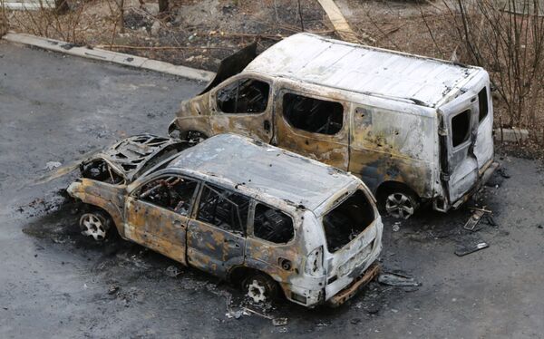 顿涅茨克一住宅楼前被炮击烧毁的车辆。 - 俄罗斯卫星通讯社