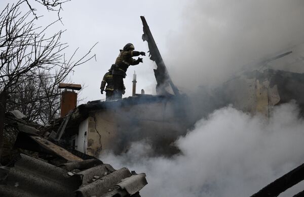 顿涅茨克人民共和国的消防员正在扑灭帕尔科夫斯卡亚街上一栋住宅楼的火灾，该住宅楼在炮击中被毁。 - 俄罗斯卫星通讯社