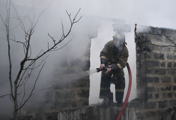 顿涅茨克人民共和国的消防员正在扑灭帕尔科夫斯卡亚街上一栋住宅楼的火灾，该住宅楼在炮击中被毁。 - 俄罗斯卫星通讯社