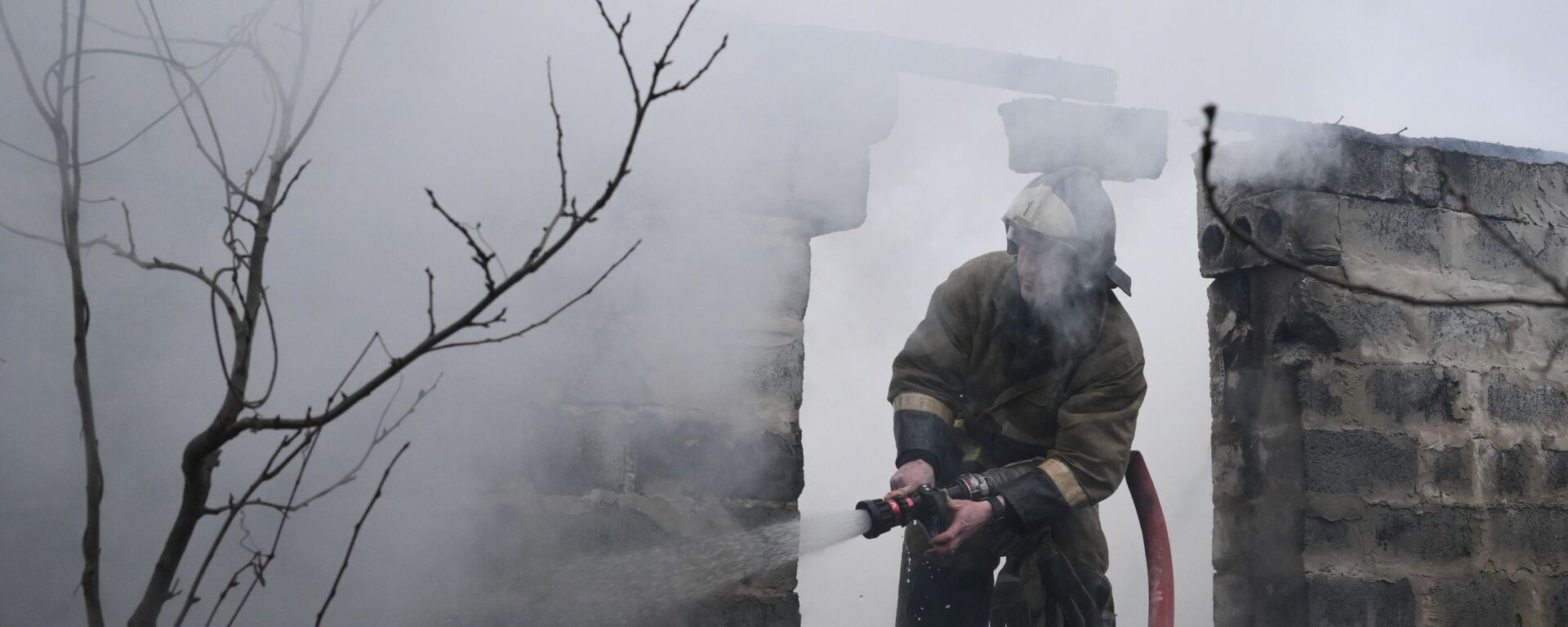 Сотрудники пожарной охраны ДНР тушат возгорание в жилом доме на улице Парковская в Донецке, разрушенном в результате обстрела - 俄羅斯衛星通訊社, 1920, 02.03.2022