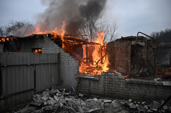 顿涅茨克基辅区一栋住宅楼发生火灾，该住宅楼在炮击中被毁。 - 俄罗斯卫星通讯社