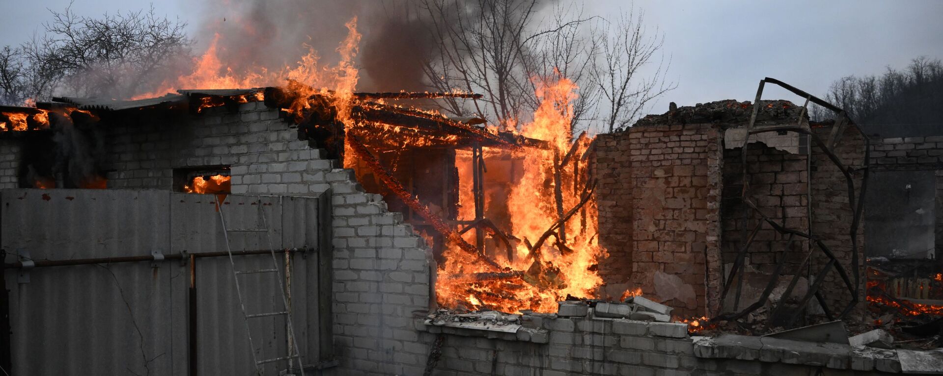 Пожар в жилом доме в Киевском районе Донецка, разрушенном в результате обстрела - 俄罗斯卫星通讯社, 1920, 05.03.2022