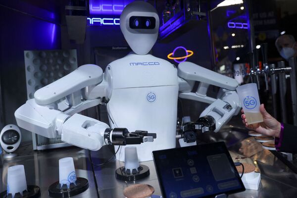 机器人“5G Bartender”在Telefonica展台为参观者提供饮料 - 俄罗斯卫星通讯社