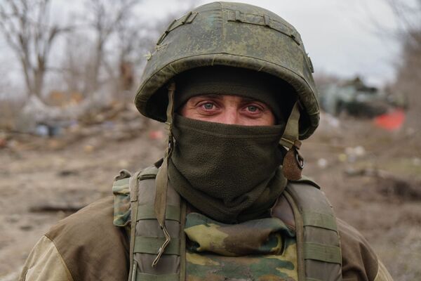 马里乌波尔附近的顿涅茨克人民共和国人民警察士兵.