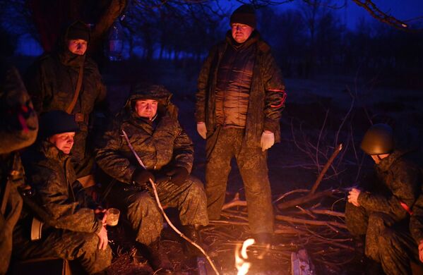 頓涅茨克人民警察部隊在臨近沃爾諾瓦希鎮的尼古拉耶夫卡鎮清剿殘敵。 - 俄羅斯衛星通訊社