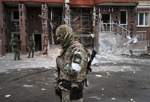 士兵在顿涅茨克一栋多层住宅楼的院子里，被炮击损坏。 - 俄罗斯卫星通讯社