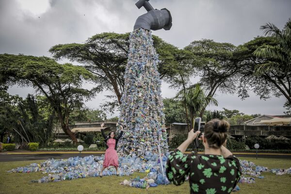 聯合國代表團成員正在拍攝一處由水管製作的藝術塑像。 - 俄羅斯衛星通訊社