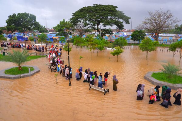 印尼瑟郎地區居民撤離水淹地區。 - 俄羅斯衛星通訊社