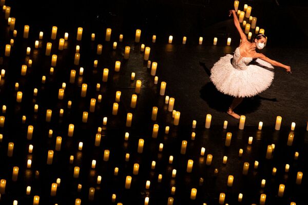 芭蕾舞演員在蠟燭中翩翩起舞。 - 俄羅斯衛星通訊社
