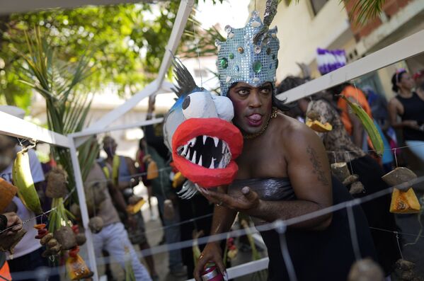 委內瑞拉舉行年度“埋葬沙丁魚”狂歡節。圖為一名男子手持紙質魚模型。 - 俄羅斯衛星通訊社