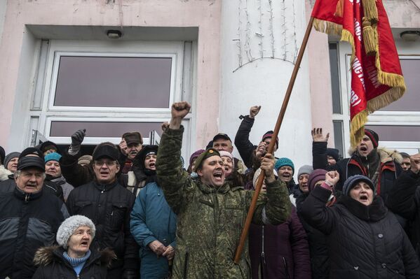 卢甘斯克共和国夏斯季耶市居民庆祝城市获得全面解放。 - 俄罗斯卫星通讯社