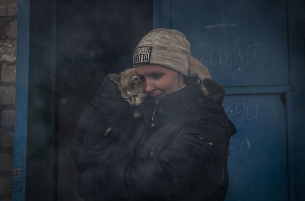 卢甘斯克共和国夏斯季耶市民与小猫走出房屋。 - 俄罗斯卫星通讯社