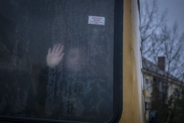 夏斯季耶市小朋友向车窗外张望。 - 俄罗斯卫星通讯社
