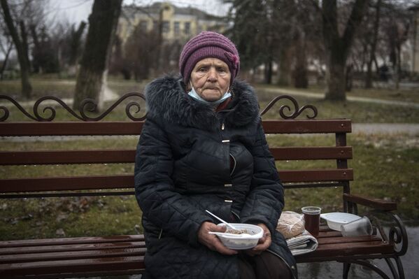 在街道长椅上短坐的夏斯季耶市居民。 - 俄罗斯卫星通讯社