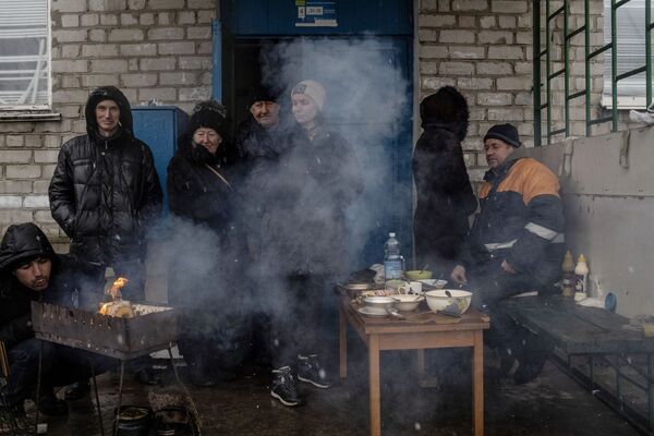 夏斯季耶市居民在屋外生火做饭。 - 俄罗斯卫星通讯社