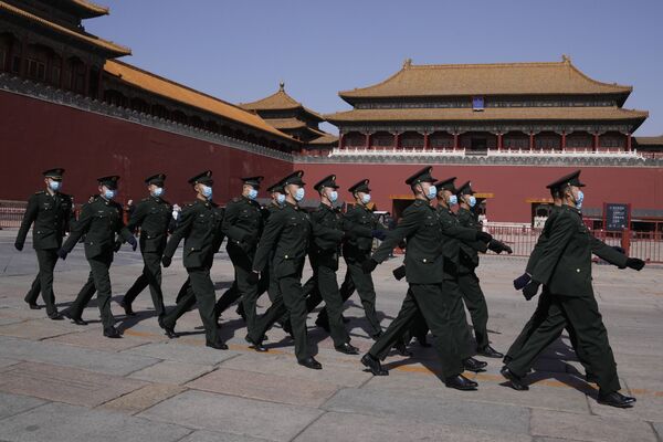 中國士兵 2022 年 3 月 4 日星期五在北京故宮旁列隊走過。 - 俄羅斯衛星通訊社