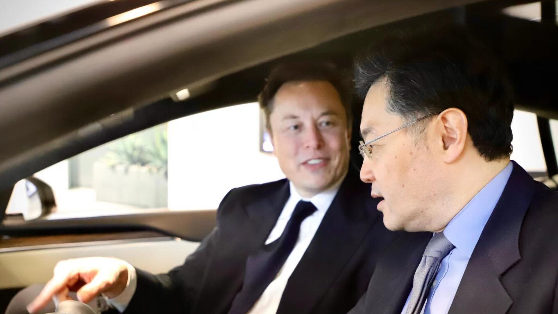Elon Musk promises 3 free months of Tesla's 'self-driving' software for ...