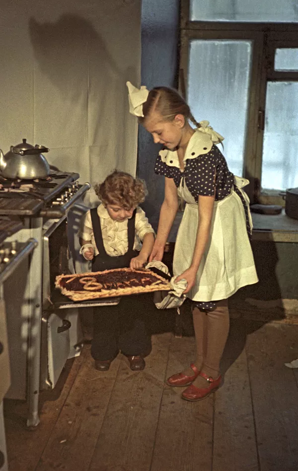 Дети испекли  пирог, подарок  маме в честь 8 марта, 1958 год
