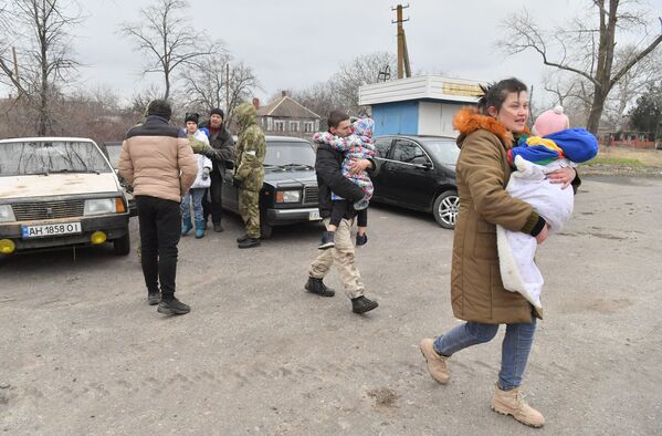 通过人道主义走廊自行离开马里乌波尔的民众中的一名女性居民在顿涅茨克人民共和国紧急情况部工作人员组织的难民收容点，新亚速斯克地区的别济梅诺耶村。 - 俄罗斯卫星通讯社