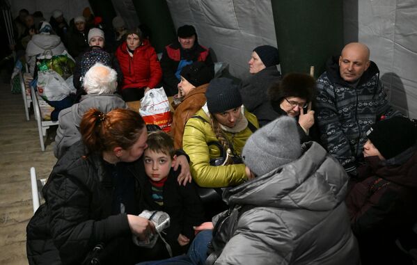 紧急情况部工作人员正在将一名老年人转移到位于新亚速斯克地区别济梅诺耶村的难民收容点的急救车上。这位老人走路不便，身体不舒服。马里乌波尔的一些居民沿人道主义走廊自行离开该市。 - 俄罗斯卫星通讯社