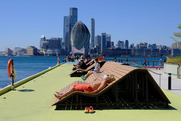 佩戴口罩的香港市民在戶外曬太陽。 - 俄羅斯衛星通訊社