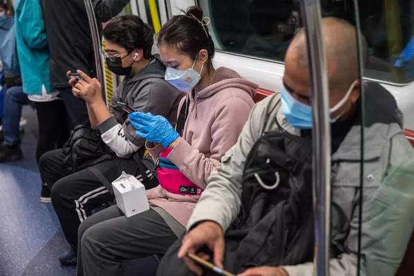 佩戴口罩出行的香港市民。 佩戴口罩出行的香港市民。 - 俄羅斯衛星通訊社