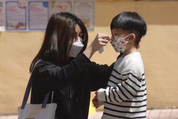香港市民認真為孩子佩戴口罩。 香港市民認真為孩子佩戴口罩。 - 俄羅斯衛星通訊社