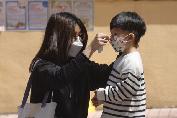 香港市民认真为孩子佩戴口罩。 - 俄罗斯卫星通讯社