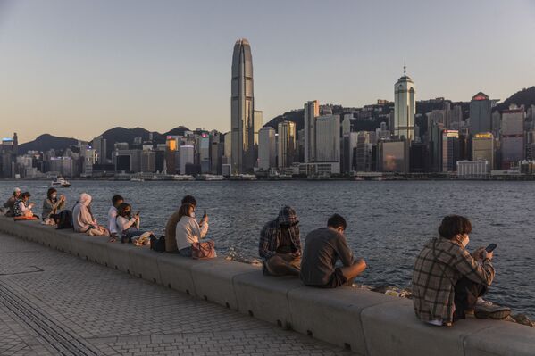 香港市民在海濱閒坐。 - 俄羅斯衛星通訊社