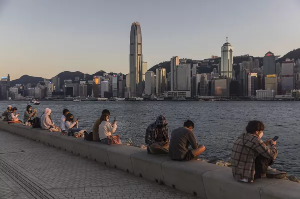 香港市民在海濱閒坐。 香港市民在海濱閒坐。 - 俄羅斯衛星通訊社