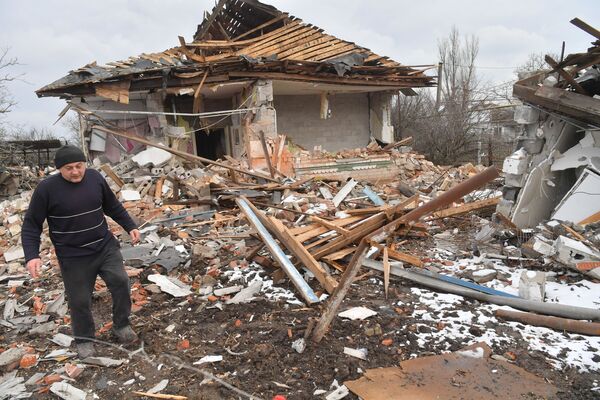 索皮諾鎮居民查看遭烏軍炮火損毀的房屋。 - 俄羅斯衛星通訊社