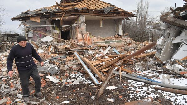 Житель села Сопино в Донецкой народной республике у одного из разрушенных домов - 俄罗斯卫星通讯社