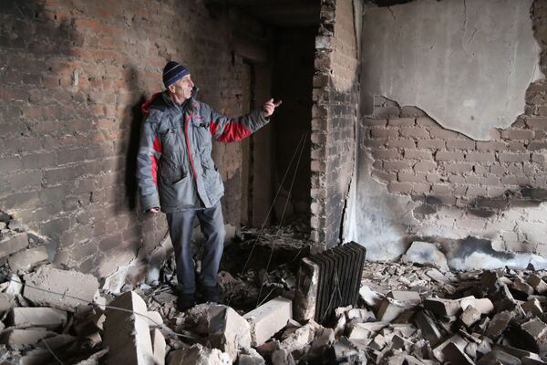 顿斯科耶镇居民查看遭乌军炮火损毁的住宅。 - 俄罗斯卫星通讯社