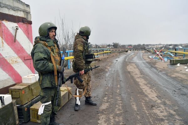 頓涅茨克人民共和國人民警察在卡利米烏斯河大橋設卡警衛。 - 俄羅斯衛星通訊社